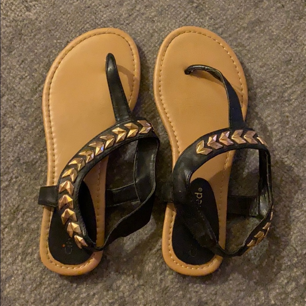 Cityclassified Black and Gold Chevron Sandals